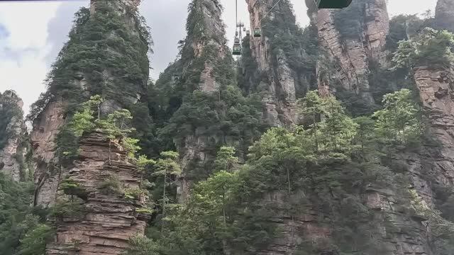 Скалы Аватар из кабины канатки в парке Чжанцзяцзэ
