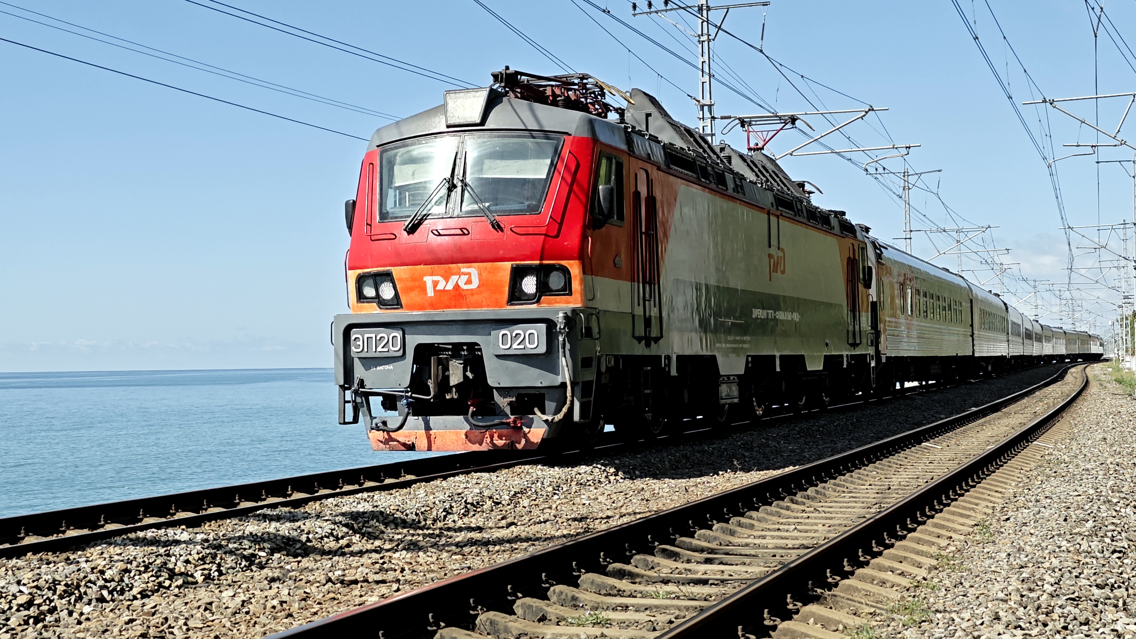 ЭП20-020 с поездом №101 