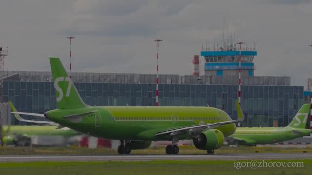 Эйрбас A320neo авиакомпании S7 Airlines взлетает из аэропорта Толмачёво.
