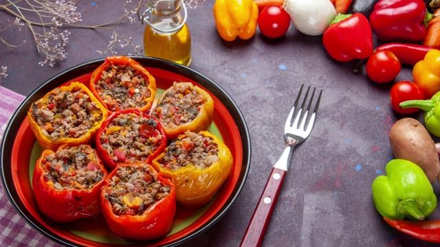 Перец с мясным фаршем и рисом