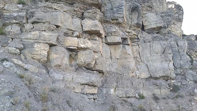 Полигональная кладка камней на вершине горы Алчак-Кая в Крыму на Чёрном море