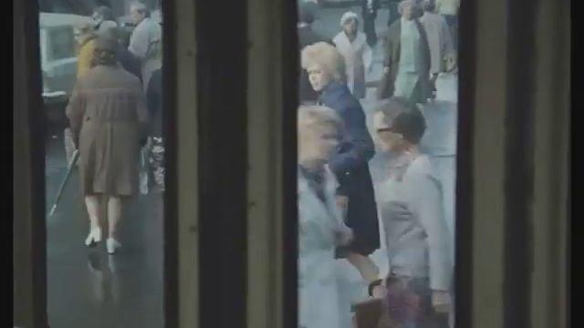 Нас в набитых трамваях болтает (песня из кинофильма 