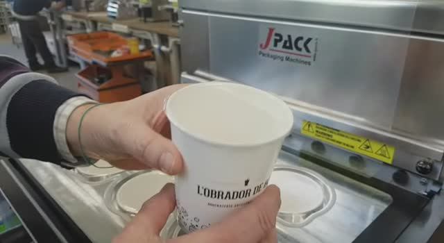 Запайка бумажных стаканов на запайщике лотков TSS112, J Pack Италия