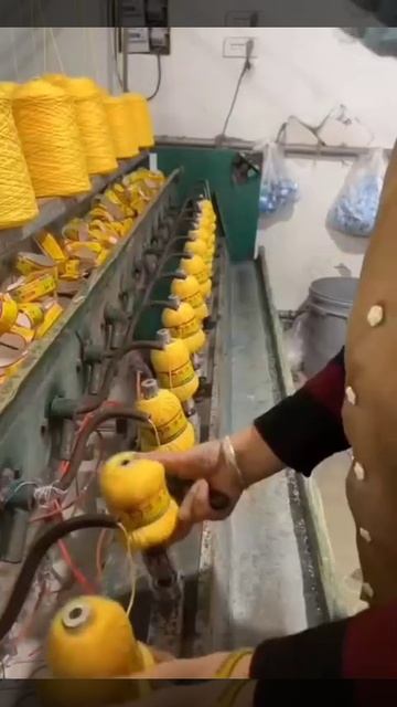 Как изготавливают моточки пряжи 🧶

Меня туда бы на денек, и сколько пряжи😄