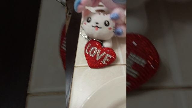 Кошка Василиса и Стич кушают котлетку. 😋