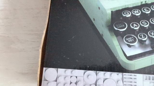 распаковываю Lego печатную машинку