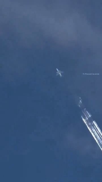 Тень самолета на небесном куполе.