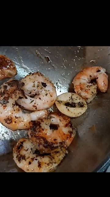 Рулет с креветками и запечённые помидоры. Воскресный завтрак.