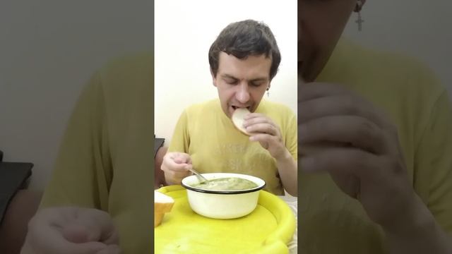 Обжор мукбанг, на обед домашняя уха из рыбных консервов