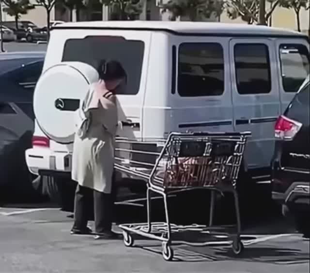 Ещё и открыть умудрилась😂😂😂