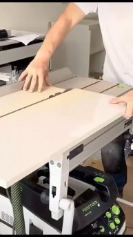 Кухня прямая с бежевыми фасадами. Установка.