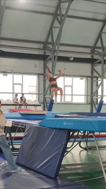 Соревнования по прыжкам на батуте. 🥈место #спорт #акробатика #прыжки #батут #соревнования #чирбелка
