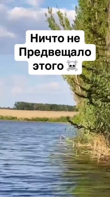 Пацаны незаметно лотку спускают.