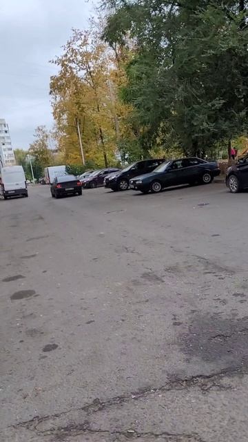 06.10.2025 Вторая попытка наезда машины около подъезда. Вход и выход, ждут около подъезда.