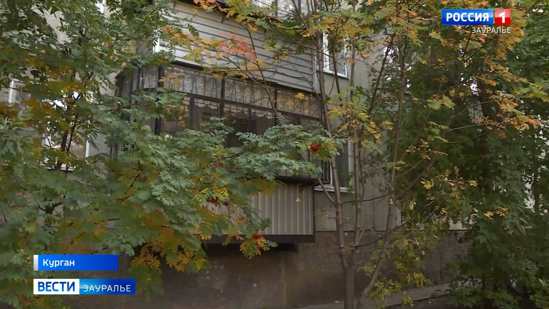 В одной из пятиэтажек Кургана на нижних этажах темно круглый год
