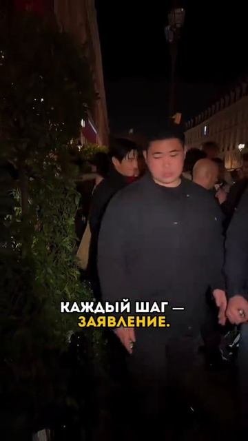 Тэхён превратил Неделю моды в свой личный подиум.