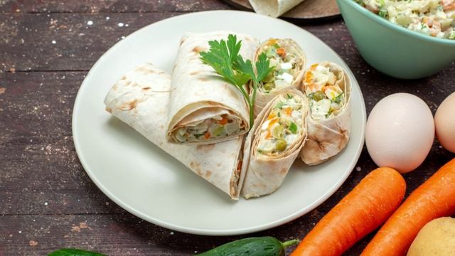 Яичный рулет с зеленым луком и помидорами на сковороде