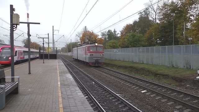 Электровоз ВЛ10У-435 (ТЧЭ-5) следует резервом.