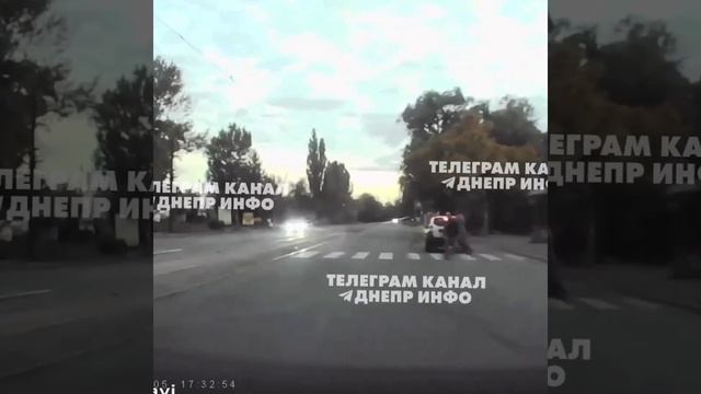 Экипаж полиции на пешеходном переходе специально сбил пешехода, который убегал от сотрудников ТЦК