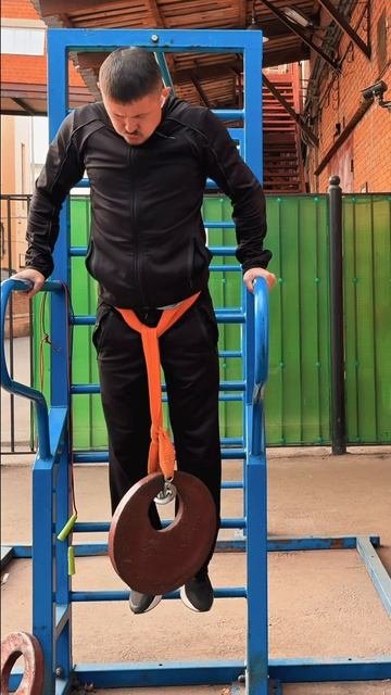 Отжимания на брусьях с весом