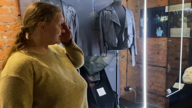 Брюки и сапоги в которых был убит Игорь Тальков хранятся в музее памяти музыканта .