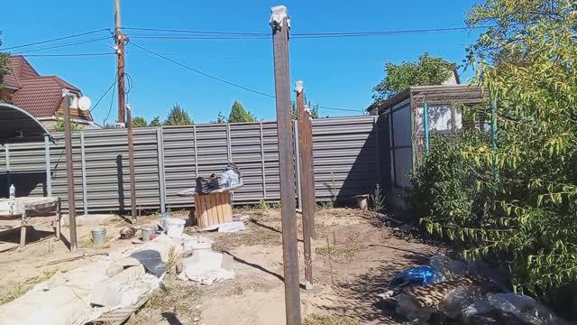 Пробурил лунки мотобуром и забетонировал 8 столбов для односкатного навеса .