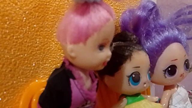 Тома списывает с телефона! Тома получила 5+???