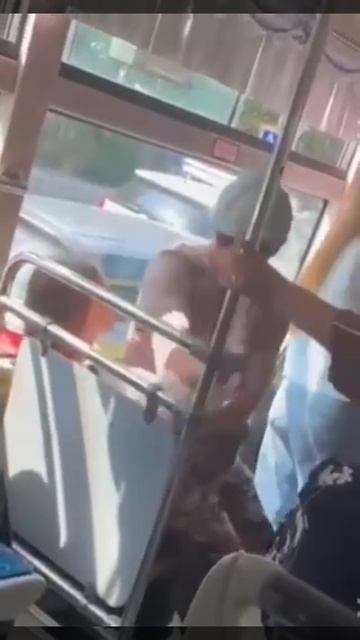 В Находке пассажиры аплодировали мужчине, севшему на школьницу в автобусе