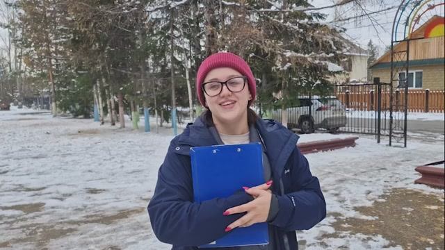 Ангелина Виноградова проводит экскурсию по Музею под открытым небом Школы №6 г. Томмот 01.10.2025