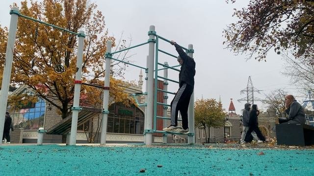 러시아 남성이 더 나은 마라톤 선수가 되기 위해 풀업 운동을 합니다  함께 해봐요 :