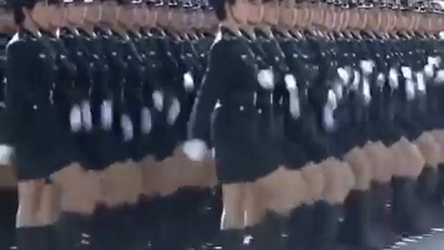 Прохождение торжественным маршем под песню 