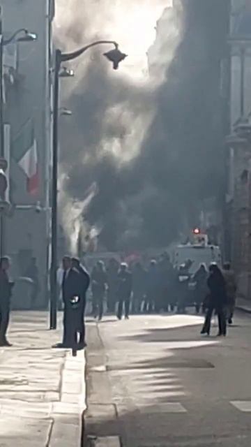 В центре Парижа произошёл взрыв, в результате которого загорелся автомобиль. Об этом сообщает Parisi