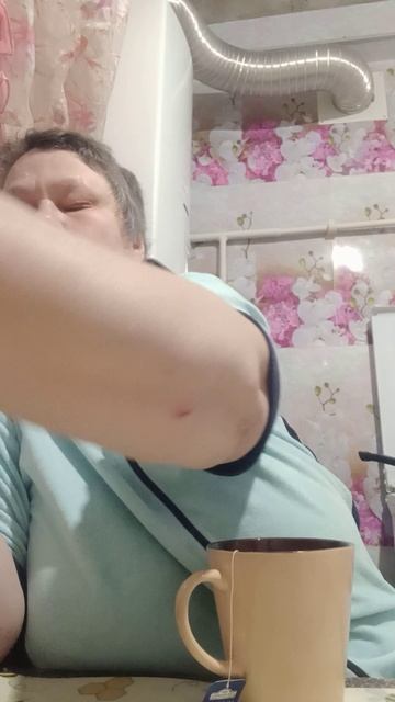 Туда  сюда подносом ,где курник то?