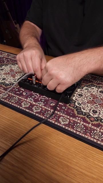 Тестирую аналоговый синтезатор JT Mini от behringer - простой но при этом довольно панчово звучащи