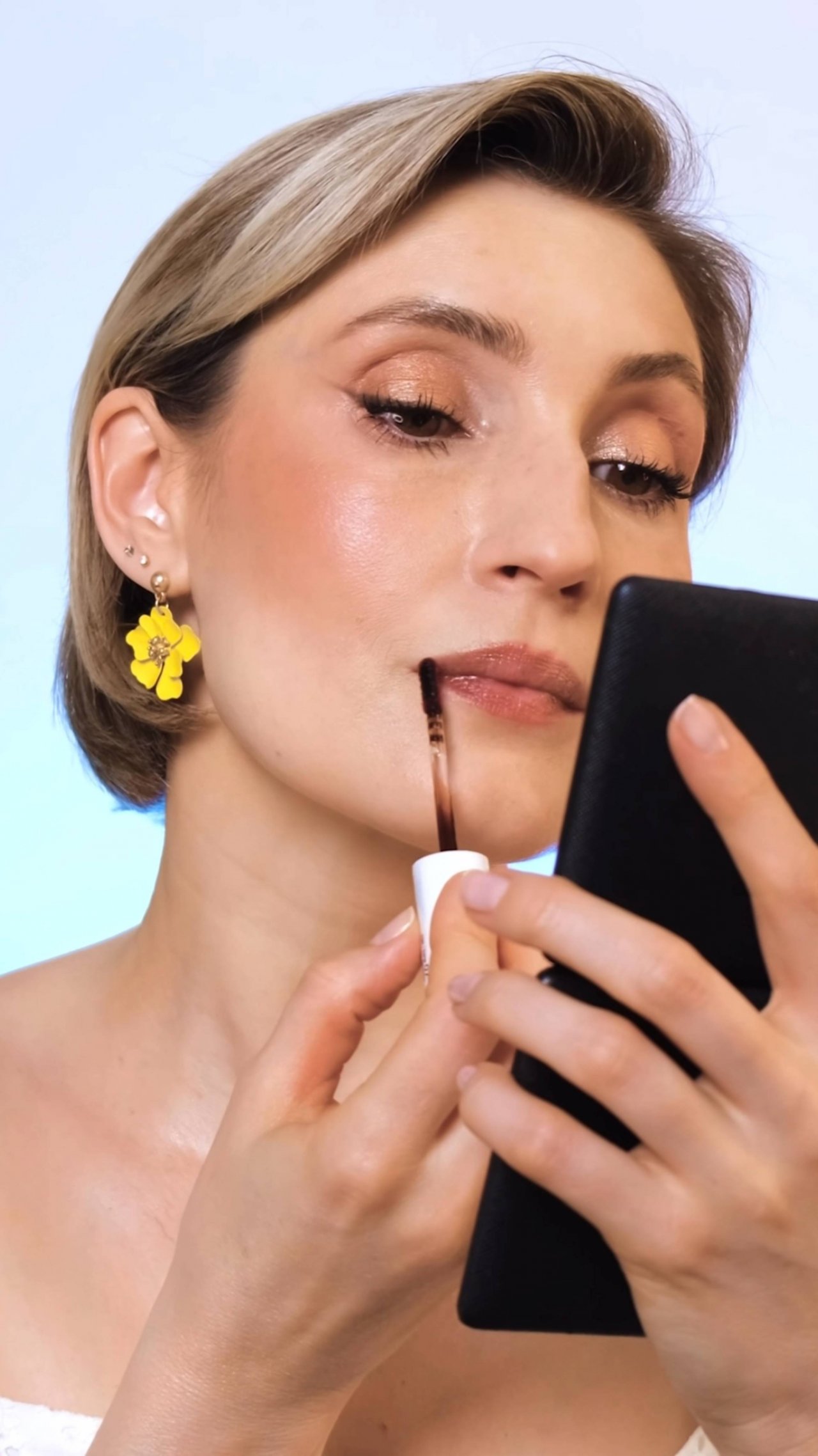 Меня часто спрашивают - как я наношу тинты для губ? Рассказываю: как контур, подтушевываю пальчиком