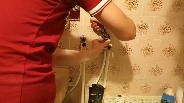 устанавливаем смеситель в ванной, сегодня 07-10-2025