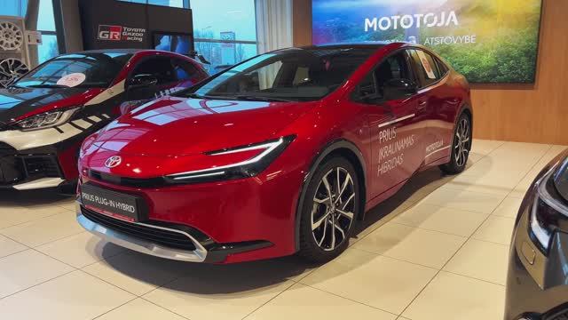 Toyota Prius PHEV 2025 года