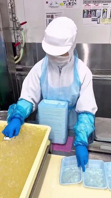 Вараби моти - японский десерт из крахмала вараби, сахара и воды.