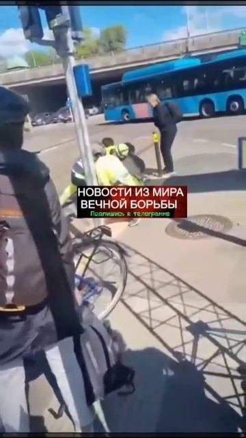 В Швеции араб остановил автобус и начал совершать намаз прямо перед ним.