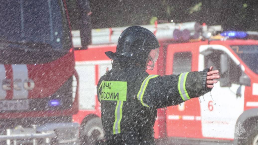 Традиция во всей красе: севастопольского сотрудника МЧС России Дмитрия Шилова проводили на пенсию