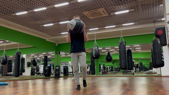 ВЫПАДЫ НАЗАД С ГАНТЕЛЯМИ/МЕДБОЛОМ/ШТАНГОЙ СИММЕТРИЧНО (REAR LUNGE / REVERSE LUNGE)
