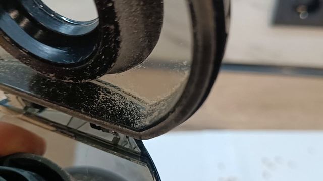 как очистить контейнер для мусора на вертикальном пылесосе Miko V12