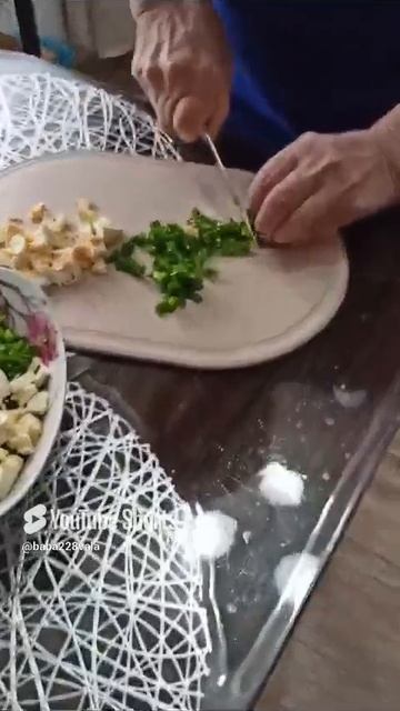 Луковый салат с яйцом