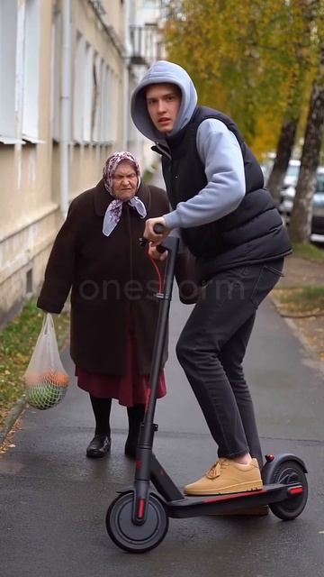 Бабушка и самокат #бабка #бабушки #бабки #майнкрафт #нейросеть #minecraft #veo3#onestorm