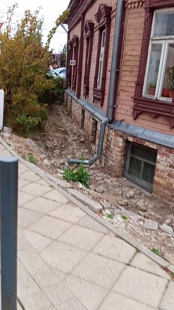 Старый дом с цокольным этажом