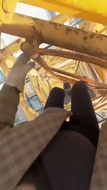 Крановщица завершает свой рабочий день