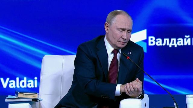 «Ни фига не видишь»: Путин — о том, как протокол убивает живое общение
