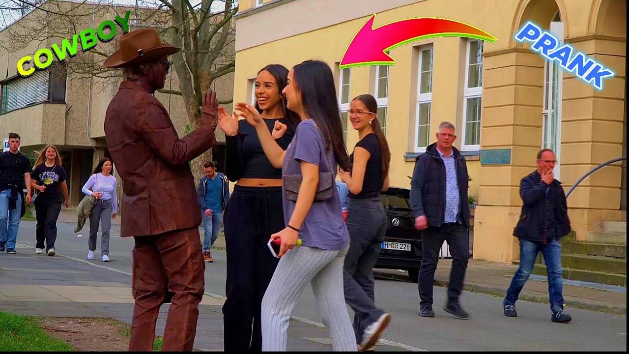 Лучшие реакции прохожих на оживший памятник!