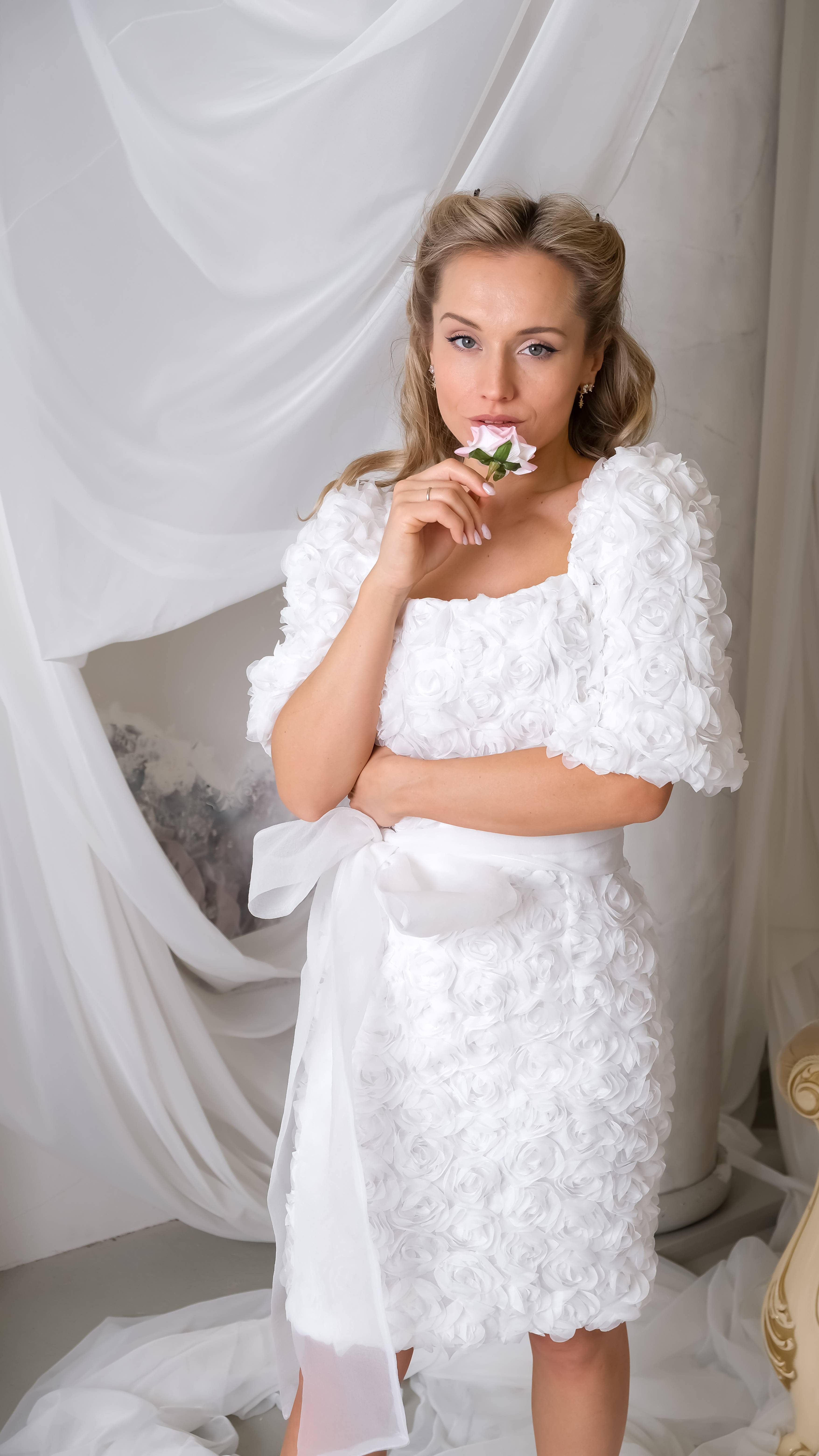 Нежное белое платье с бантом, полностью украшенное розочками