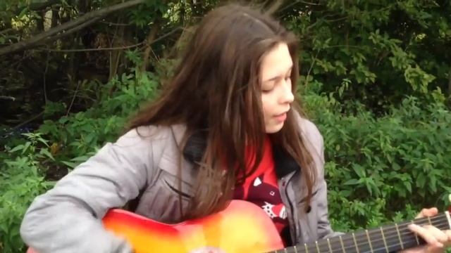 Дворовые песни . Хорошенькая девушка с отличным голосом.